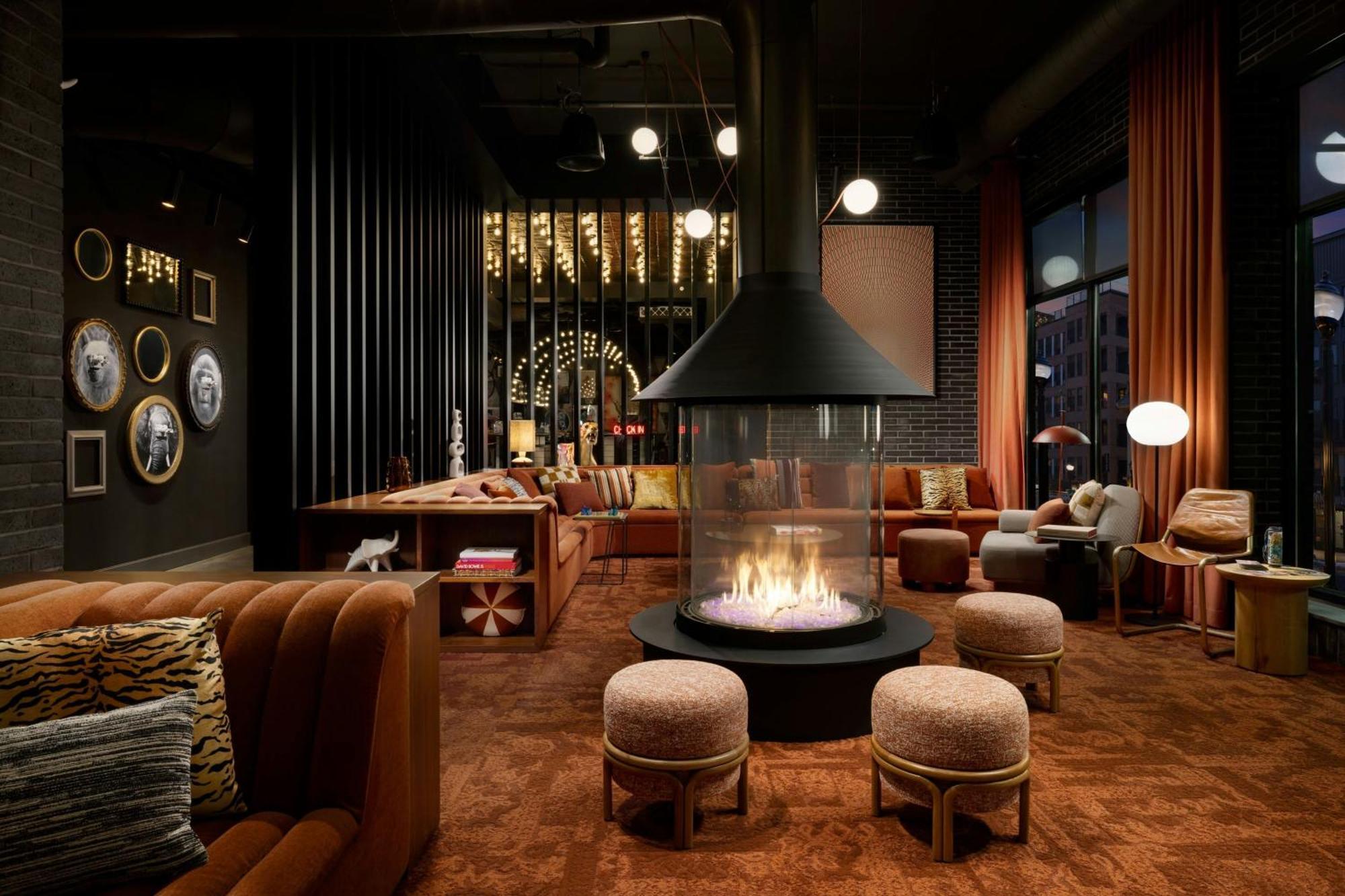 Moxy Downtown 3*