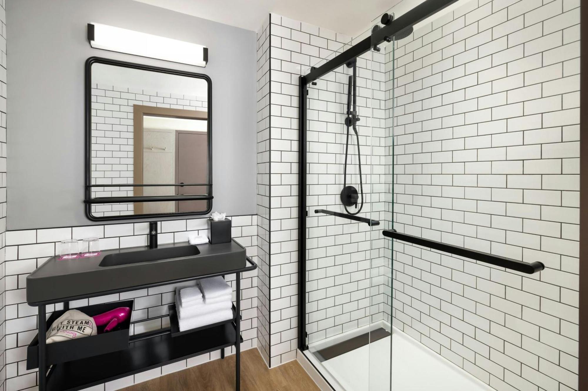 Hotel Moxy Downtown 3*