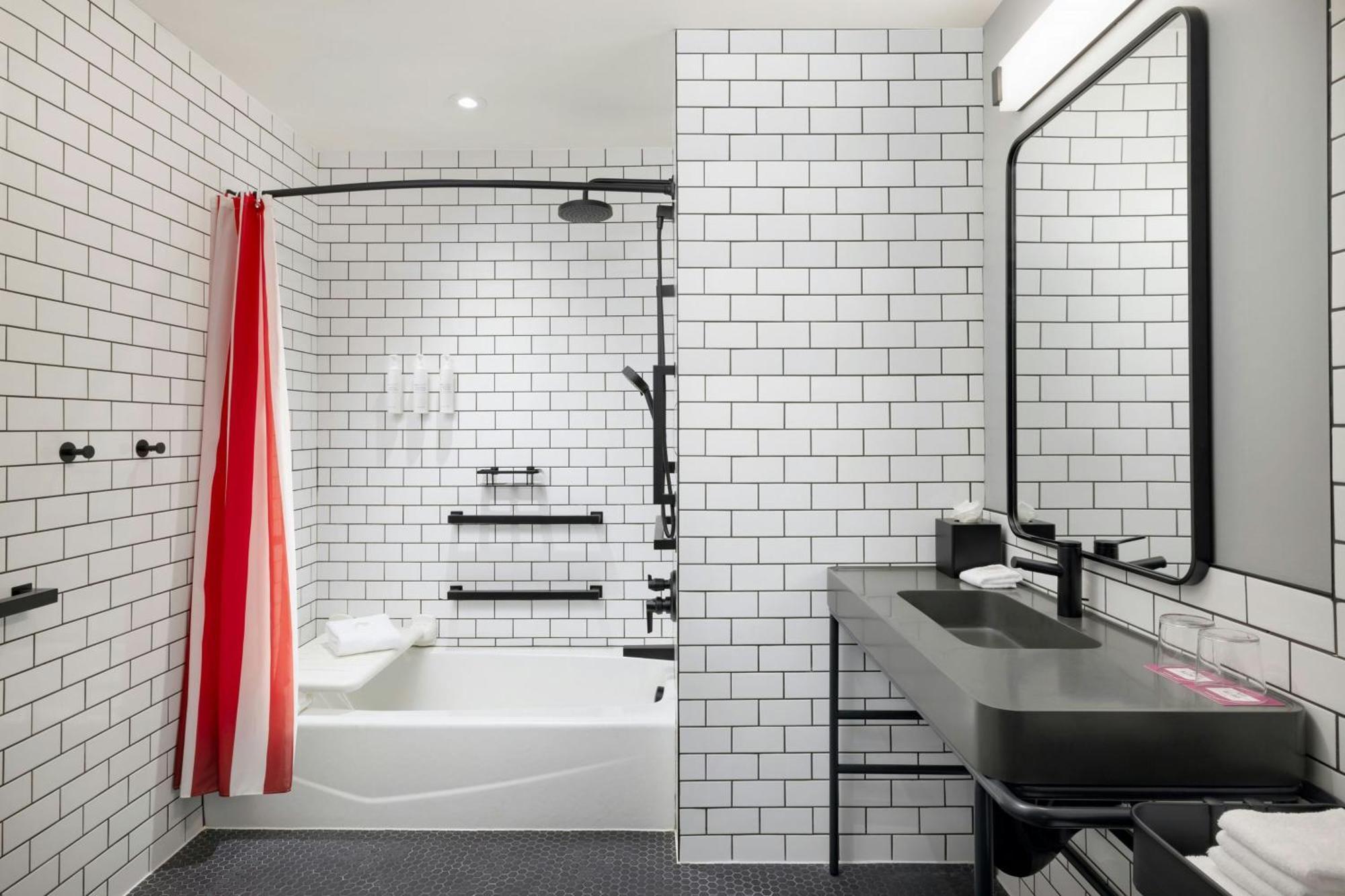 Hotel Moxy Downtown 3*