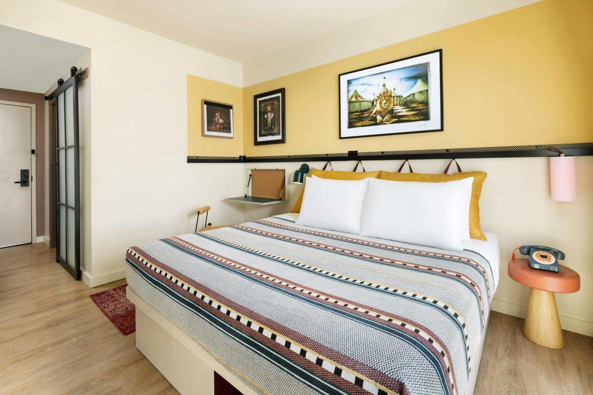 Moxy Downtown Hotel 3*