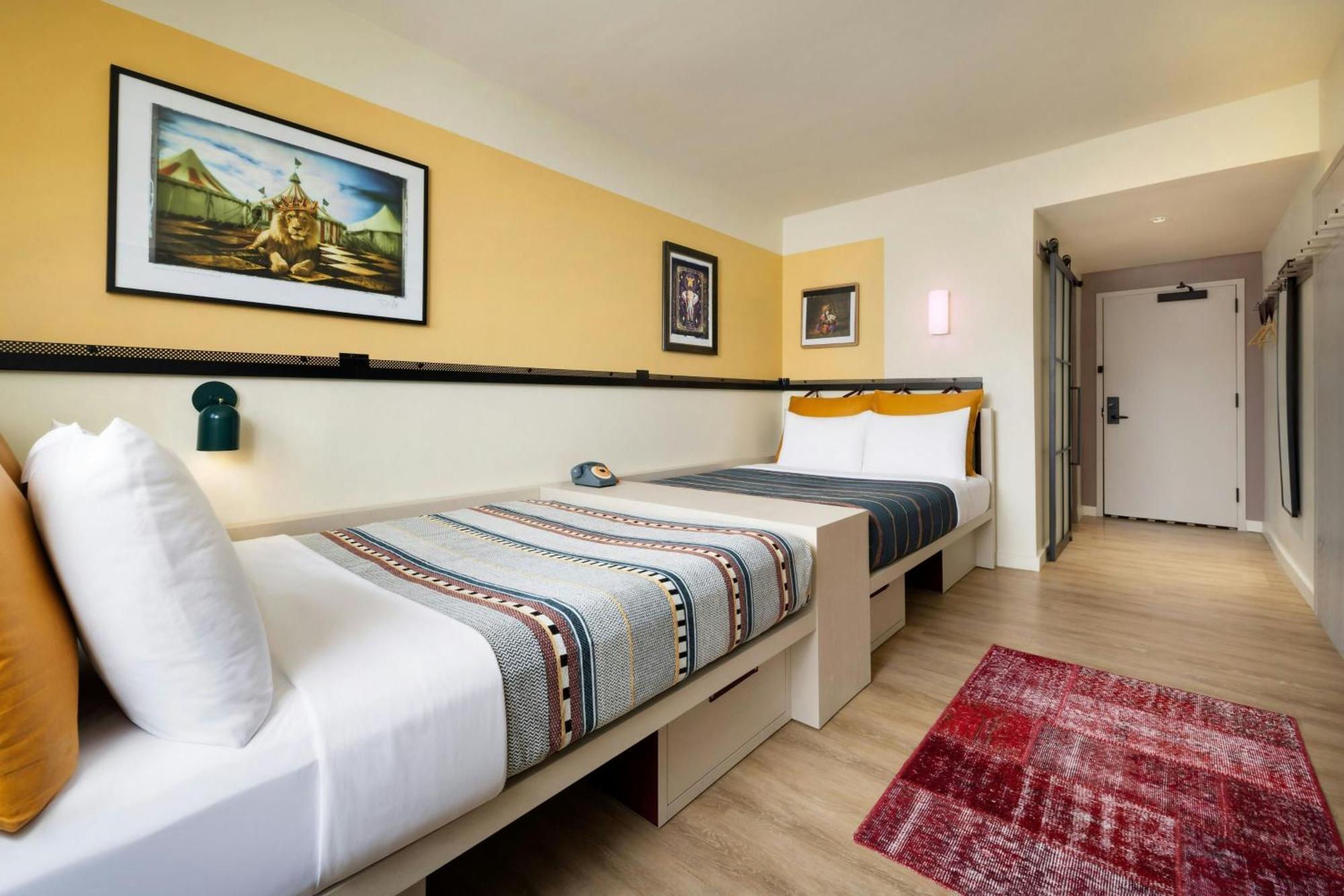 Moxy Downtown 3*